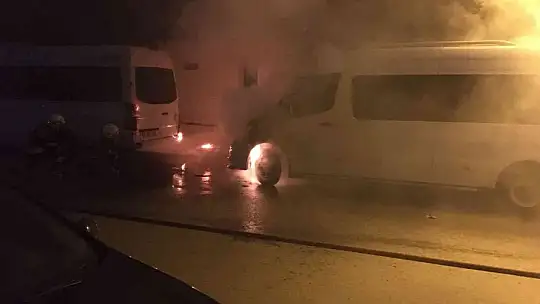 Park halindeki minibüs yandı