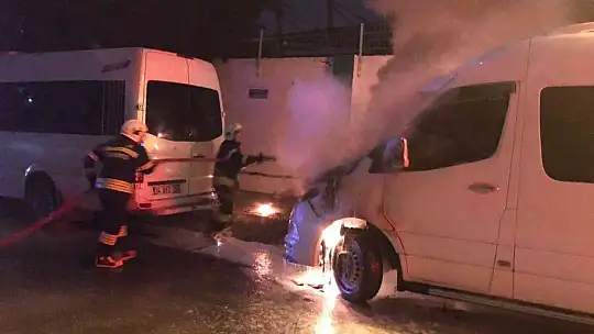 Park halindeki minibüs yandı