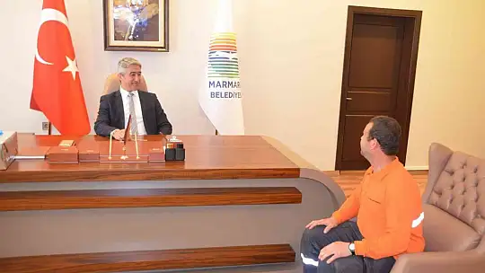 Parkta bulduğu para dolu çantayı sahibine teslim eden belediye görevlisi ödüllendirildi