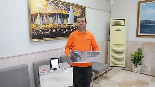 Parkta bulduğu para dolu çantayı sahibine teslim eden belediye görevlisi ödüllendirildi