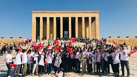 Öğrenciler Ata'nın huzuruna çıktı