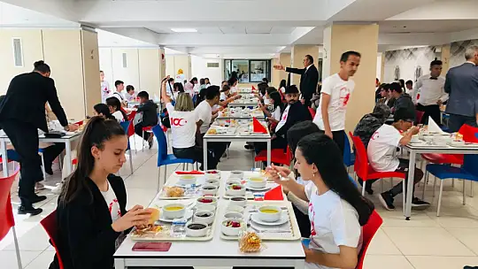 Öğrenciler Ata'nın huzuruna çıktı