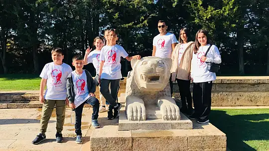 Öğrenciler Ata'nın huzuruna çıktı