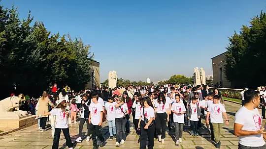 Öğrenciler Ata'nın huzuruna çıktı
