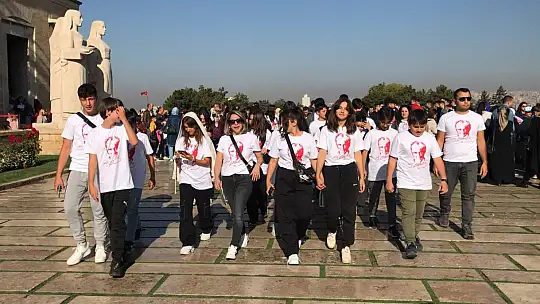 Öğrenciler Ata'nın huzuruna çıktı