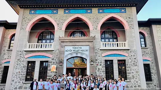 Öğrenciler Ata'nın huzuruna çıktı