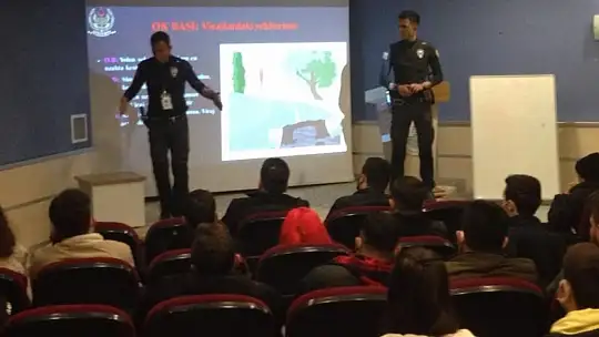 Polis ekipleri üniversite öğrencilerine güvenli motosiklet sürüş eğitimi verdi