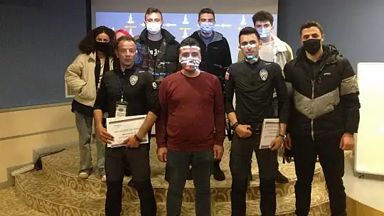 Polis ekipleri üniversite öğrencilerine güvenli motosiklet sürüş eğitimi verdi