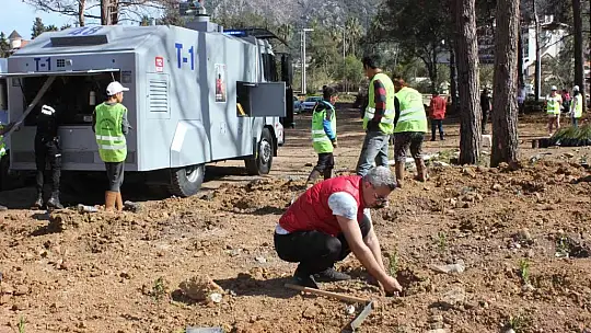 Polisler aileleri ile yanan alanlara fidan diktiler