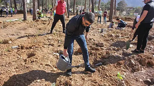 Polisler aileleri ile yanan alanlara fidan diktiler