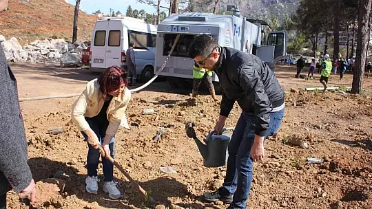 Polisler aileleri ile yanan alanlara fidan diktiler