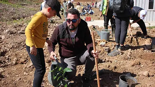 Polisler aileleri ile yanan alanlara fidan diktiler
