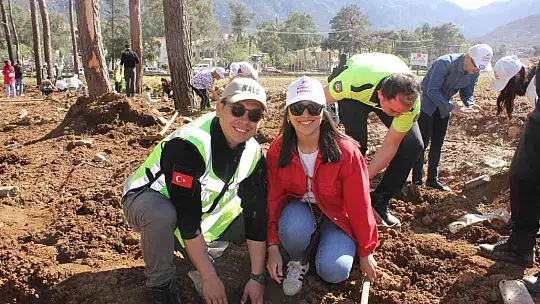 Polisler aileleri ile yanan alanlara fidan diktiler