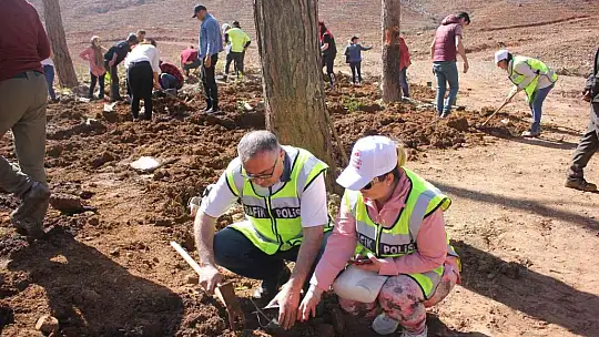 Polisler aileleri ile yanan alanlara fidan diktiler