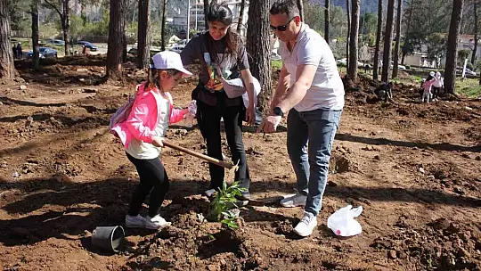 Polisler aileleri ile yanan alanlara fidan diktiler