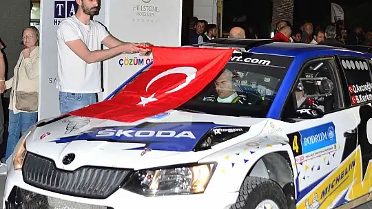 Ralli araçları Bodrum sokaklarını piste çevirdi