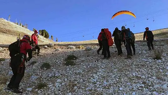 Rus paraşütçü kayalıklara düştü