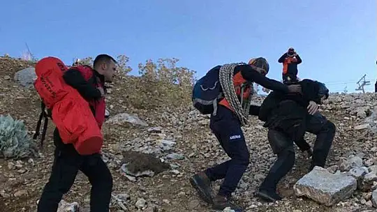 Rus paraşütçü kayalıklara düştü