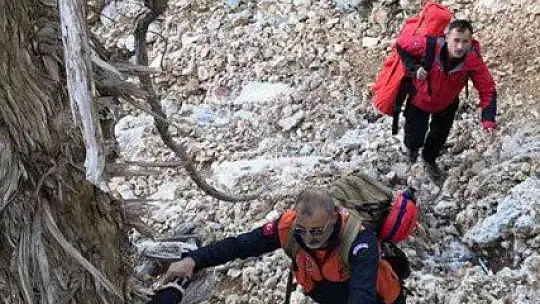 Rus paraşütçü kayalıklara düştü