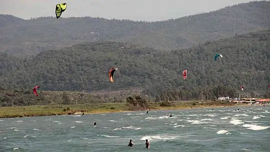 Rüzgarlı havayı fırsat bilen sörfçüler görsel şölen oluşturdu