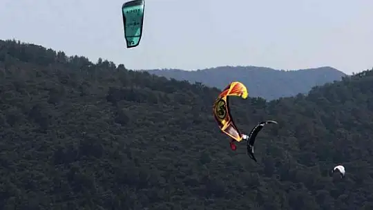 Rüzgarlı havayı fırsat bilen sörfçüler görsel şölen oluşturdu