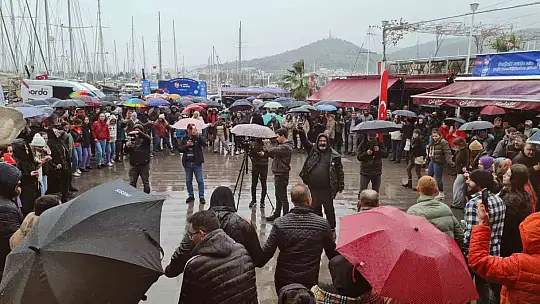 SAĞANAK YAĞIŞ ALTINDA SAATLERCE HORON OYNADILAR