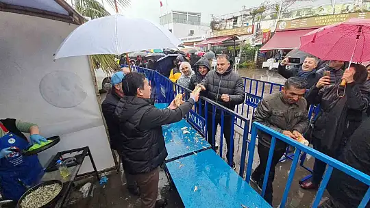 SAĞANAK YAĞIŞ ALTINDA SAATLERCE HORON OYNADILAR