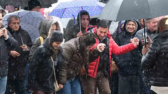 SAĞANAK YAĞIŞ ALTINDA SAATLERCE HORON OYNADILAR