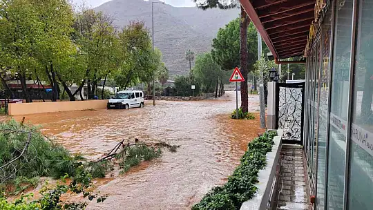 SAĞANAK YAĞIŞ SONRASI YOLLAR ÇAMURLA KAPLANDI