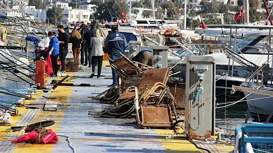 Sahilde olması gereken onlarca şezlong deniz dibinden çıkarıldı