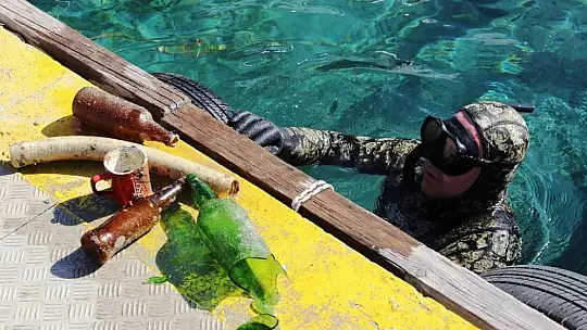 Sahilde olması gereken onlarca şezlong deniz dibinden çıkarıldı