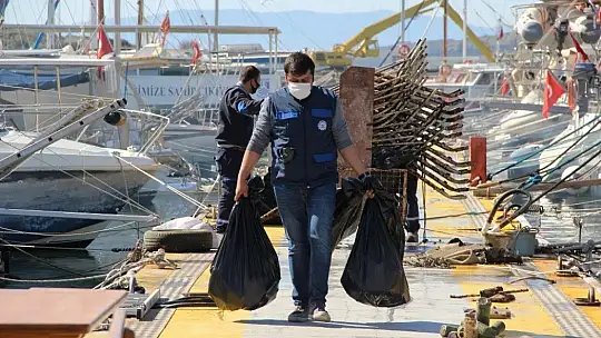 Sahilde olması gereken onlarca şezlong deniz dibinden çıkarıldı