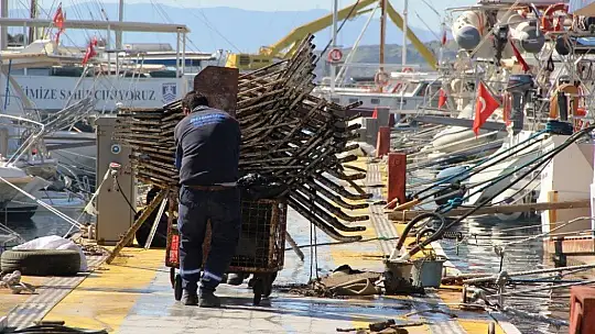 Sahilde olması gereken onlarca şezlong deniz dibinden çıkarıldı