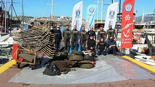 Sahilde olması gereken onlarca şezlong deniz dibinden çıkarıldı