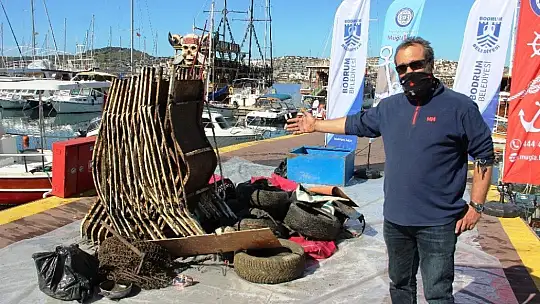 Sahilde olması gereken onlarca şezlong deniz dibinden çıkarıldı