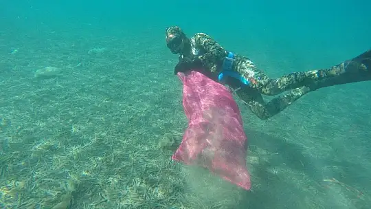 Sahilde olması gereken onlarca şezlong deniz dibinden çıkarıldı