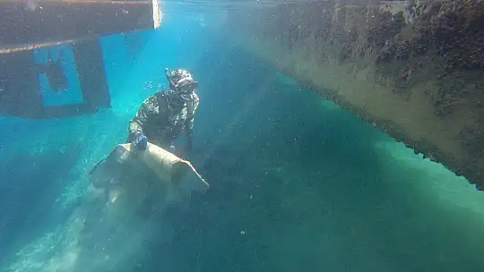 Sahilde olması gereken onlarca şezlong deniz dibinden çıkarıldı