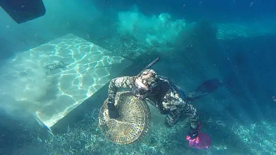 Sahilde olması gereken onlarca şezlong deniz dibinden çıkarıldı