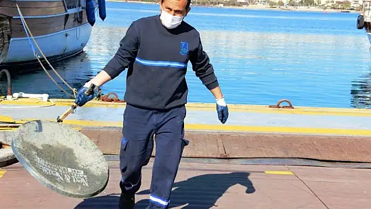 Sahilde olması gereken onlarca şezlong deniz dibinden çıkarıldı