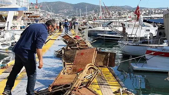 Sahilde olması gereken onlarca şezlong deniz dibinden çıkarıldı