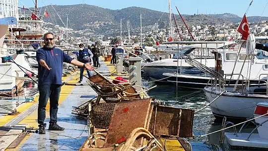 Sahilde olması gereken onlarca şezlong deniz dibinden çıkarıldı