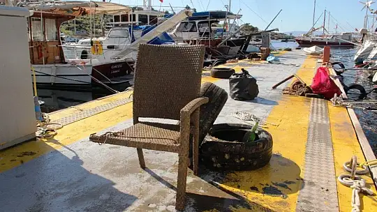 Sahilde olması gereken onlarca şezlong deniz dibinden çıkarıldı