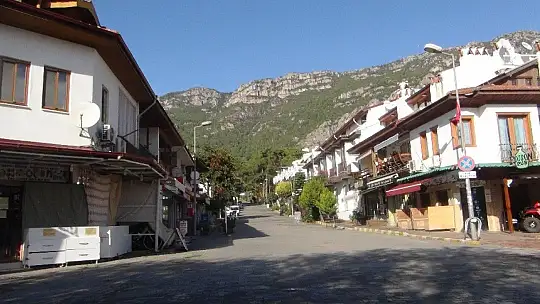 Sakin kent kedi ve köpeklere kaldı