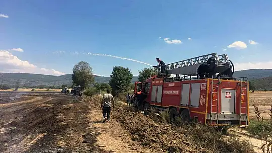 Saman basma makinesi tarlayı yaktı