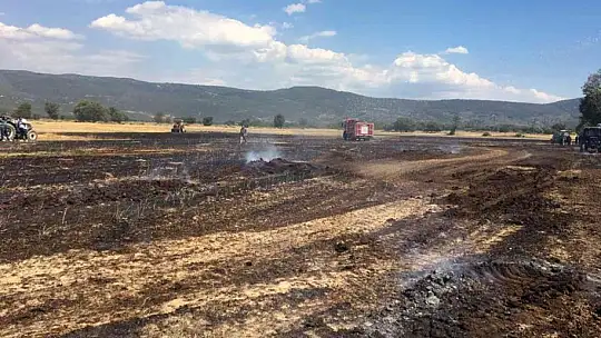 Saman basma makinesi tarlayı yaktı
