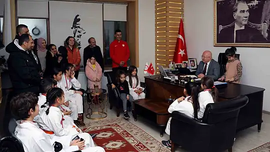 ŞAMPİYON KARATECİLER BAŞKAN GÜMÜŞ'Ü ZİYARET ETTİ