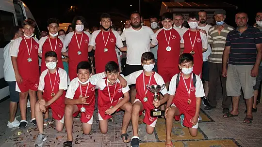 Şampiyonlara davullu-zurnalı karşılama