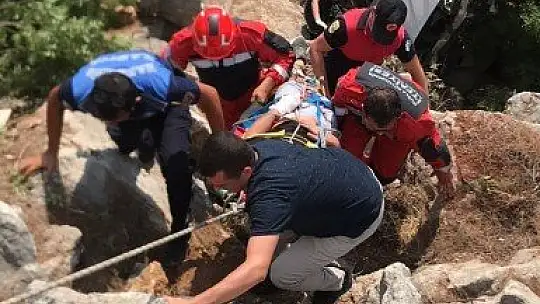 Şarampole yuvarlanan araçtan itfaiye tarafından çıkarıldı