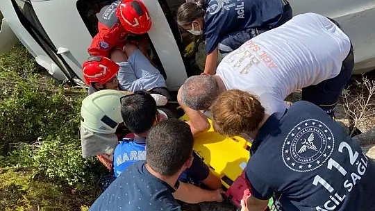 Şarampole yuvarlanan araçtan itfaiye tarafından çıkarıldı