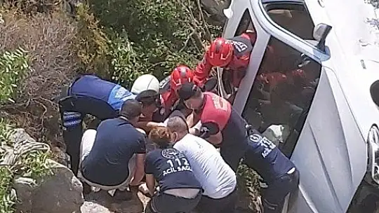 Şarampole yuvarlanan araçtan itfaiye tarafından çıkarıldı